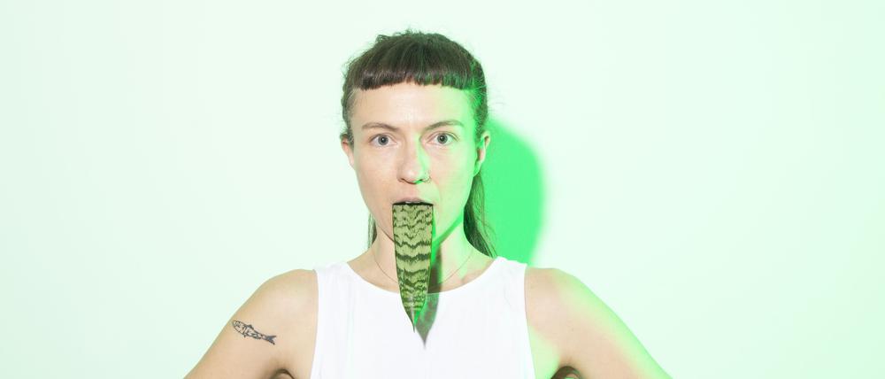 Elisabete Finger, geboren 1980 in Brasilien, lebt seit 2021 in Berlin. Ihr Stück „Kosmokörper“ ist zu hundert Prozent „Made in Potsdam“.