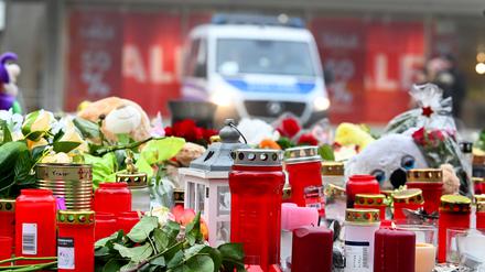 Plüschtiere, Kerzen und Blumen finden sich am zentralen Gedenkort für die Opfer des Anschlags vor der Johanniskirche. Vier Tage vor Heiligabend gab es einen Anschlag auf den Magdeburger Weihnachtsmarkt. Ein Mann war mit seinen Auto in die Besucher gerast. Es gab fünf Tote und über 200 Verletze. 