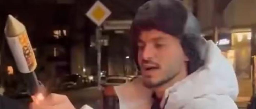 Der Influencer Attlaha Younes beim Zünden der Rakete, die er dann in eine Wohnung geschossen hat.