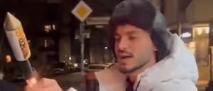Der Influencer Attlaha Younes beim Zünden der Rakete, die er dann in eine Wohnung geschossen hat.