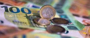 ARCHIV - 21.08.2023, Berlin: ILLUSTRATION - Geldscheine mit dem Wert von 100 und 50 Euro und Münzen liegen auf einem Tisch. (zu dpa: «Bundesbank: Bargeld und Debit günstiger als Kreditkarten») Foto: Monika Skolimowska/dpa +++ dpa-Bildfunk +++