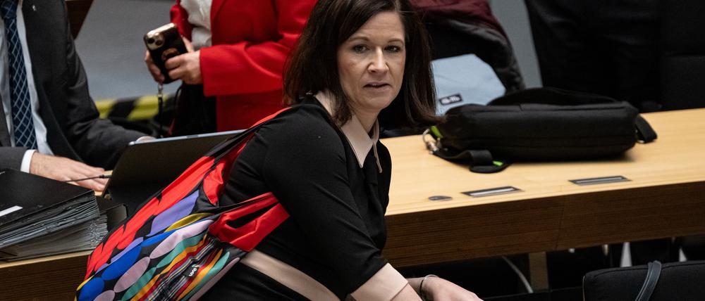 Katharina Günther-Wünsch (CDU), Berliner Senatorin für Bildung, Jugend und Familie, nimmt an der Plenarsitzung des Berliner Abgeordnetenhaus teil.