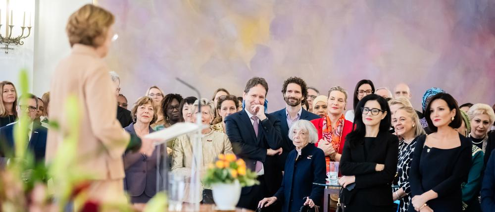 Erlesene Zuhörer. Beim letzten Neujahrsempfang im Schloss Bellevue setzte Elke Büdenbender alles auf Hoffnung und starke Netzwerke.