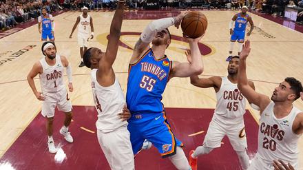 Isaiah Hartenstein (M) wird das zweite Topspiel gegen die Cleveland Cavaliers verletzt verpassen.