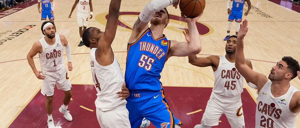 Isaiah Hartenstein (M) wird das zweite Topspiel gegen die Cleveland Cavaliers verletzt verpassen.