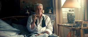 James Bond der DDR. Henry Hübchen hat als Geheimagent Jochen Falk noch ein Hühnchen mit Helene Fuchs (Corinna Harfouch) zu rupfen.
