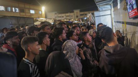 Menschen im Gazastreifen warten auf die Verkündung eines Waffenruheabkommens zwischen der Hamas und Israel.