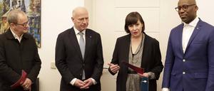 Komische Oper ist Chefsache: Ko-Intendant Philip Bröking, Berlins Regierender Bürgermeister Kai Wegner, Ko-Intendantin Susanne Moser und Kultursenator Joe Chialo, vor Wegners Amtszimmer im Abgeordnetenhaus. 