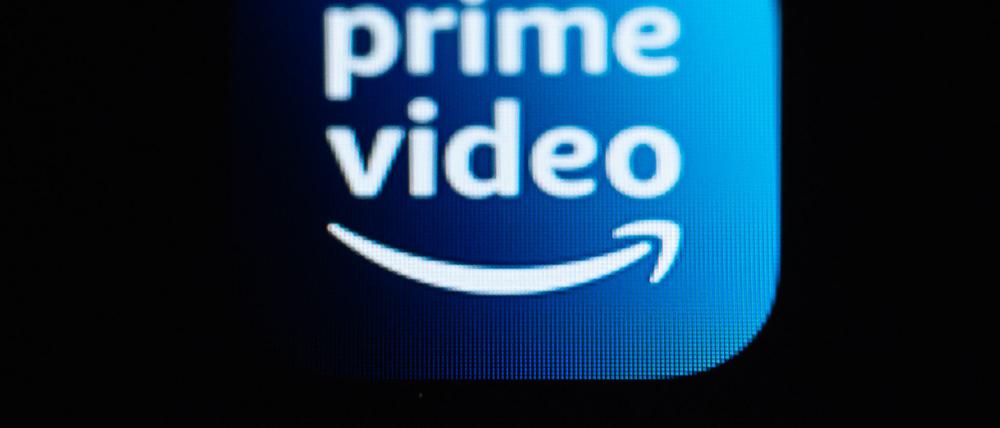 Die Amazon Prime Video-Anwendung auf dem Display eines iPhone SE zu sehen. Die Verbraucherzentrale NRW hat eine Sammelklage gegen das Unternehmen angekündigt. (Illustration)