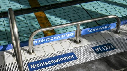 Die Bereiche „Nichtschwimmer“ und „Schwimmer“ bei einem Schwimm-Intensivkurs vom Landessportbund Berlin und der Sportjugend Berlin im Kombibad Gropiusstadt. 