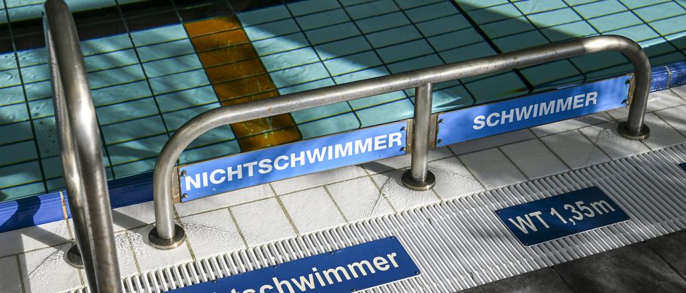 Die Bereiche „Nichtschwimmer“ und „Schwimmer“ bei einem Schwimm-Intensivkurs vom Landessportbund Berlin und der Sportjugend Berlin im Kombibad Gropiusstadt.