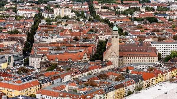 Drohnenansicht vom Rollbergkiez in Richtung Norden mit der Karl-Marx-Strasse und das Rathaus Neukölln C.