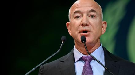 Bezos hatte die “Washington Post„ im vergangenen Jahr auf die traditionelle Wahlempfehlung im Rennen ums Weiße Haus verzichten lassen. 