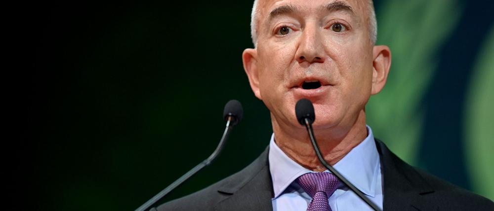 Bezos hatte die “Washington Post„ im vergangenen Jahr auf die traditionelle Wahlempfehlung im Rennen ums Weiße Haus verzichten lassen. 