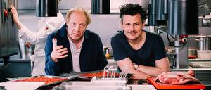 Kochen können sie nicht. Trotzdem machen Simon Schwarz und Manuel Rubey in „Das Restaurant“ ein ebensolches auf.