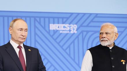 Russlands Präsident Wladimir Putin und Indiens Premierminister Narendra Modi posieren während eines Fototermins auf dem 16. BRICS-Gipfel auf dem Kazan Expo International Exhibition Centre (Symbolbild).