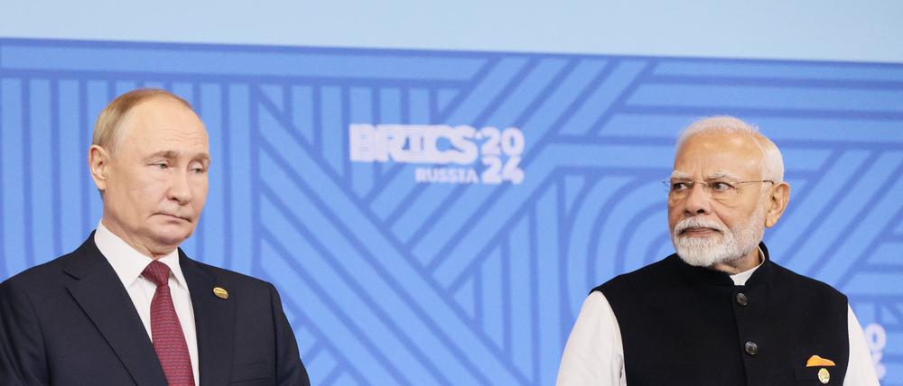 Russlands Präsident Wladimir Putin und Indiens Premierminister Narendra Modi posieren während eines Fototermins auf dem 16. BRICS-Gipfel auf dem Kazan Expo International Exhibition Centre (Symbolbild).