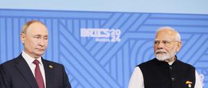 Russlands Präsident Wladimir Putin und Indiens Premierminister Narendra Modi posieren während eines Fototermins auf dem 16. BRICS-Gipfel auf dem Kazan Expo International Exhibition Centre (Symbolbild).