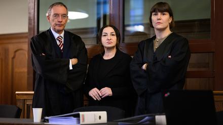 Dilek Kalayci (Mitte) mit ihrem Rechtsanwalt Robert Unger und Anwältin Sophia Zabel vor Prozessbeginn im Gerichtssaal.