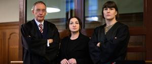 Dilek Kalayci (Mitte) mit ihrem Rechtsanwalt Robert Unger und Anwältin Sophia Zabel vor Prozessbeginn im Gerichtssaal.