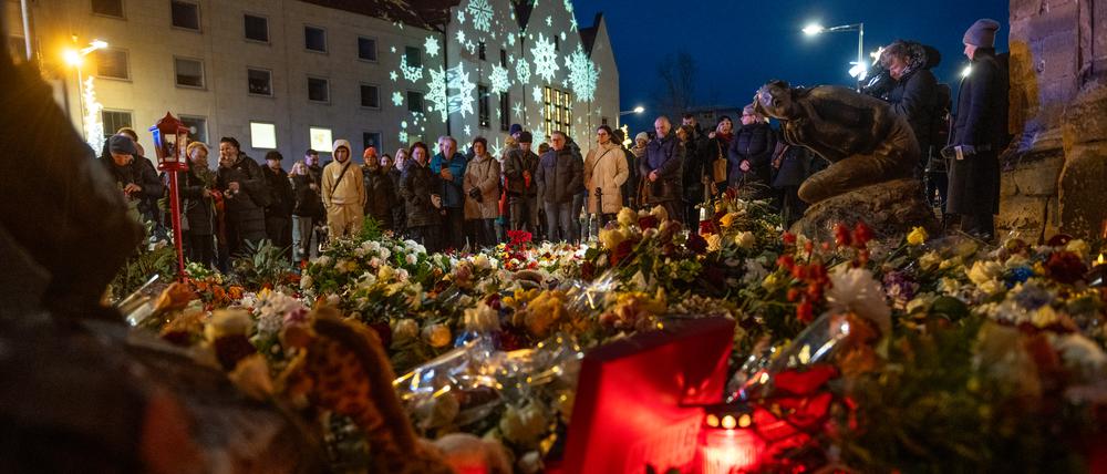 Am Tag nach dem Anschlag legten die Menschen Blumen nieder und zündeten Kerzen an.