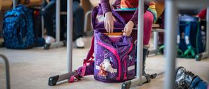 Die Ranzen stehen auf dem Boden in einem Klassenraum einer Frankfurter Schule. In den zwei Wochen vor den Osterferien sollen hessische Schüler ab der 7. Klasse an einzelnen Tagen in den Unterricht zurückkehren (zu dpa: "Streit um Schulöffnungen vor Ostern") +++ dpa-Bildfunk +++
