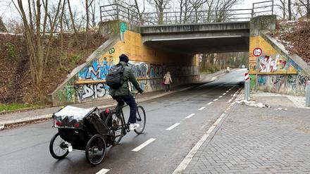 Der Lückenschluss der Radroute Zehlendorf-Wannsee ist fertig: Die Königstraße ist zwischen Anhaltiner Straße und Hohentwielsteig seit Jahresende 2024 asphaltiert und für Radler sicher zu nutzen.