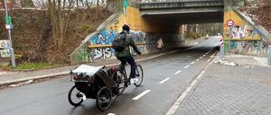 Der Lückenschluss der Radroute Zehlendorf-Wannsee ist fertig: Die Königstraße ist zwischen Anhaltiner Straße und Hohentwielsteig seit Jahresende 2024 asphaltiert und für Radler sicher zu nutzen.