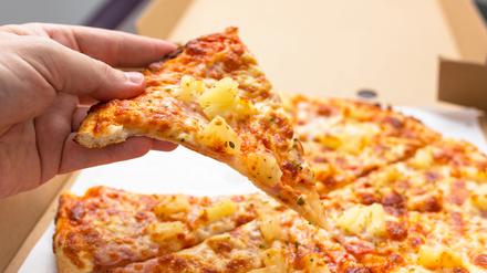 Nahaufnahme einer Pizza Hawaii (Symbolbild)