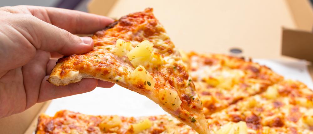 Nahaufnahme einer Pizza Hawaii (Symbolbild)