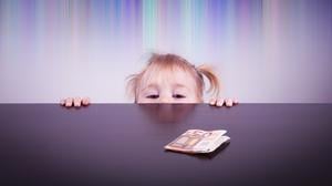 Nicht nur das Konsumverhalten wird durch das Elternhaus beeinflusst, sondern oft lernen Kinder auch grundlegendes Wissen über Finanzen von zu Hause.