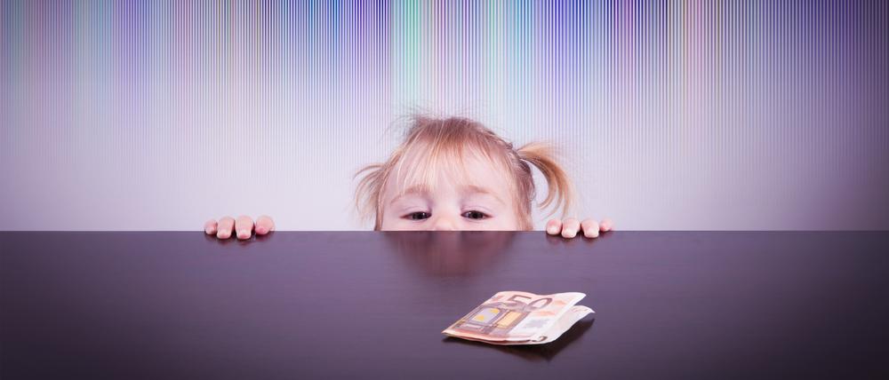Nicht nur das Konsumverhalten wird durch das Elternhaus beeinflusst, sondern oft lernen Kinder auch grundlegendes Wissen über Finanzen von zu Hause.