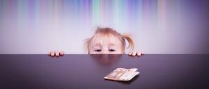Nicht nur das Konsumverhalten wird durch das Elternhaus beeinflusst, sondern oft lernen Kinder auch grundlegendes Wissen über Finanzen von zu Hause.