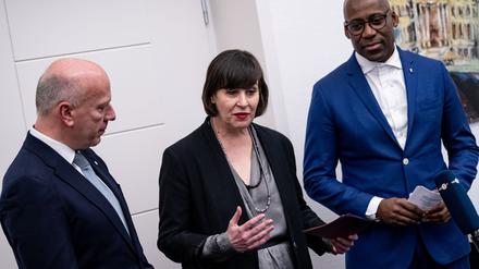 Susanne Moser, Intendantin der Komischen Oper, mit Kai Wegner (CDU, links) und Kultursenator Joe Chialo (CDU). Komische Oper und Senat haben länger gerungen, um den Baustopp zu verhindern. 