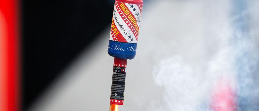 Die brennende Rakete beschädigte in der Wohnung lediglich Möbel. (Symbolbild)