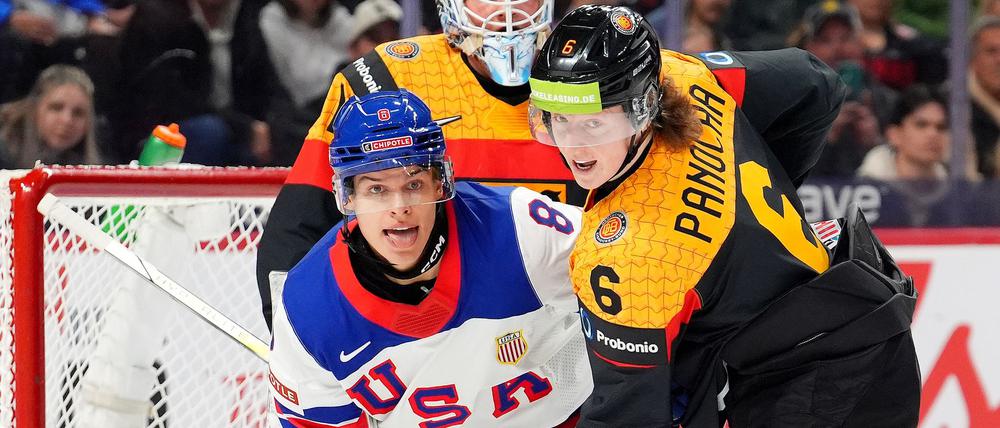 Norwin Panocha (r) spielt wieder für die Eisbären Berlin.