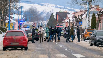 Rettungskräfte und Polizisten eilten zu dem Gymnasium, in dem mutmaßlich ein Schüler zwei Menschen getötet haben soll.