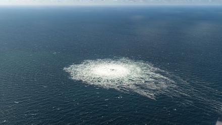 Das vom dänischen Verteidigungskommando zur Verfügung gestellte Foto zeigt das Nord-Stream-2-Gasleck in der Nähe von Bornholm.