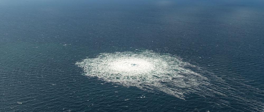 Das vom dänischen Verteidigungskommando zur Verfügung gestellte Foto zeigt das Nord-Stream-2-Gasleck in der Nähe von Bornholm.