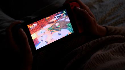 Eine Person spielt Super Mario Odissey auf einer Nintendo Switch (Symbolbild).