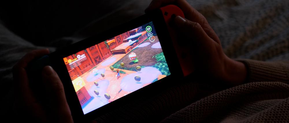 Eine Person spielt Super Mario Odissey auf einer Nintendo Switch (Symbolbild).