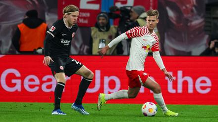 Jens Petter Hauge (l) verlässt Eintracht Frankfurt.