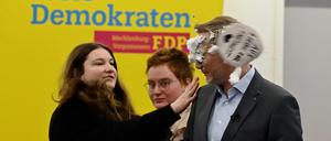 Der FDP-Vorsitzende Christian Lindner bekommt bei einem Wahlkampfauftritt in Greifswald von der Linken-Lokalpolitikerin Christiane Kiesow Rasierschaum ins Gesicht geworfen.