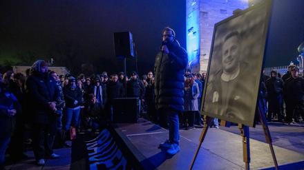 Hertha-Präsident Fabian Drescher spricht auf der Gedenkveranstaltung für seinen Vorgänger Kay Bernstein.