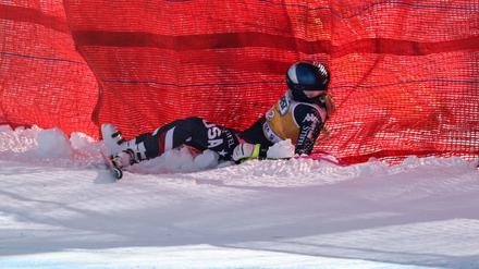 Nach ihrem Unfall in Cortina liegt Lindsey Vonn an der Streckenbegrenzung.