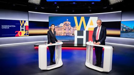 Friedrich Merz und Pinar Atalay, Moderatorin, stehen nach der Aufzeichnung eines Interviews für die Sendung „RTL Direkt“ im Studio des Fernsehsenders RTL in Berlin-Mitte. 