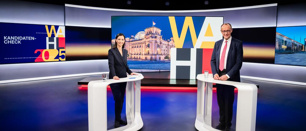 Friedrich Merz und Pinar Atalay, Moderatorin, stehen nach der Aufzeichnung eines Interviews für die Sendung „RTL Direkt“ im Studio des Fernsehsenders RTL in Berlin-Mitte. 
