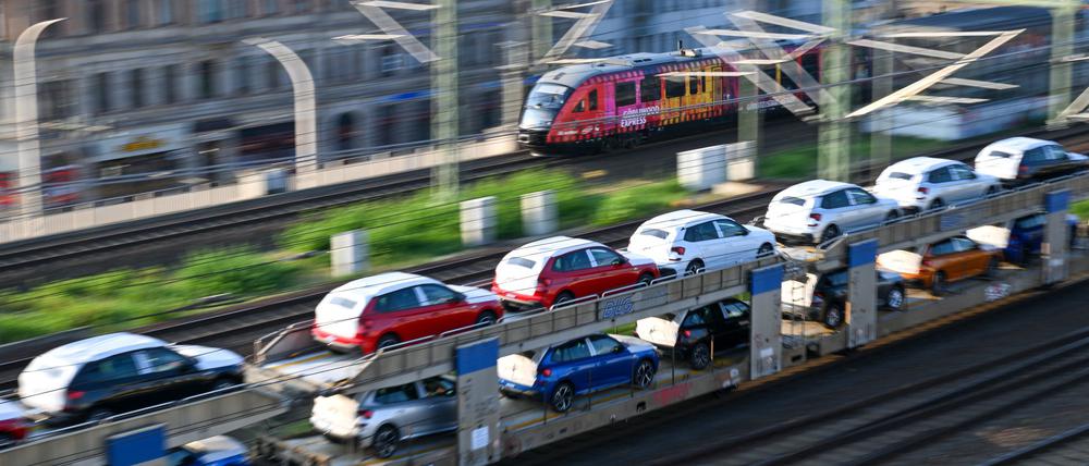 Neuwagen: Bei Verbrauchern stehen für den nächsten Autokauf Verbrenner wieder höher im Kurs. (Archivbild)