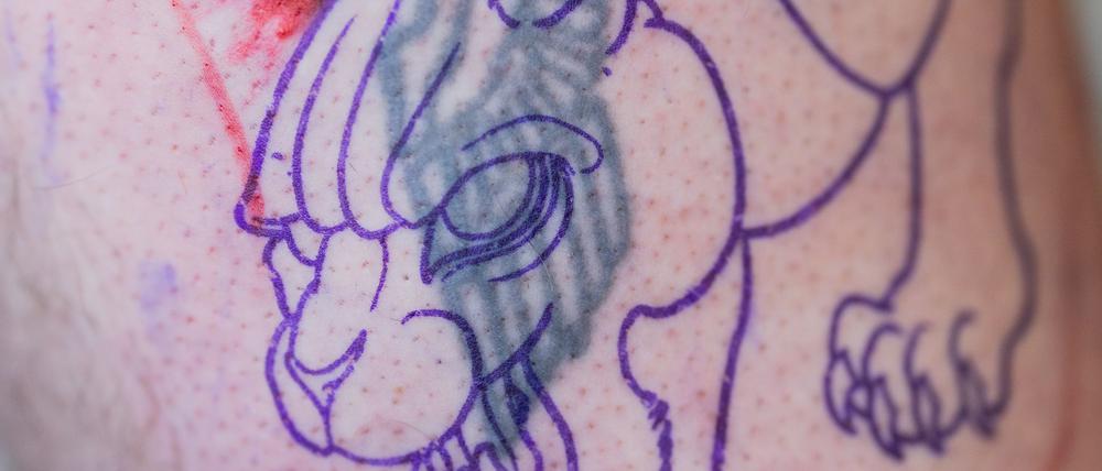 In einem Tattoo-Studio in Siegen werden Reichsadler, Hakenkreuze und andere Hass-Symbole kostenlos mit neuen Tattoos übermalt.
