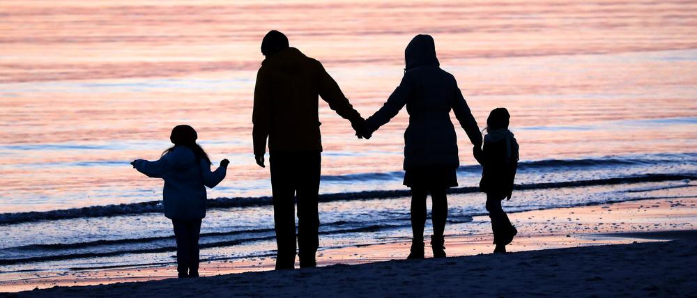 Der Studie zufolge bevorzugen Eltern tendenziell Mädchen eher als Jungen - und das gilt überraschenderweise nicht nur für Mütter, sondern auch für Väter. (Archivbild)